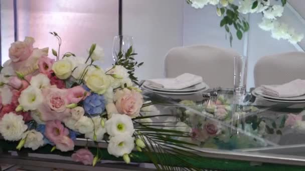 Lindamente Decorado Decorado Com Mesa Nupcial Nupcial — Vídeo de Stock