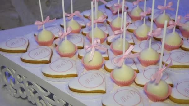 Εκπληκτικό Σχήμα Καρδιάς Μπισκότα Και Ροζ Cupcakes Ένα Ραβδί — Αρχείο Βίντεο