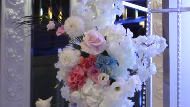 Γαμήλια Αψίδα Είναι Διακοσμημένη Ντελικάτα Λουλούδια Και Κολιέ — Αρχείο Βίντεο