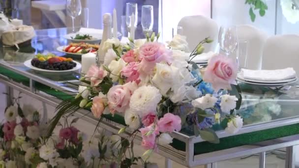 漂亮的装饰和新娘餐桌的装饰 — 图库视频影像