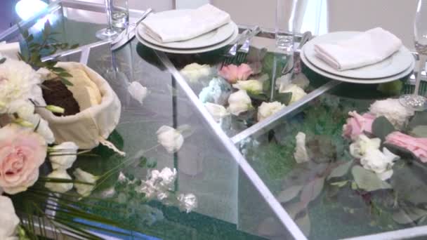 漂亮的装饰和新娘餐桌的装饰 — 图库视频影像