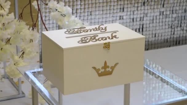 钱和礼物的魔术婚礼盒 — 图库视频影像