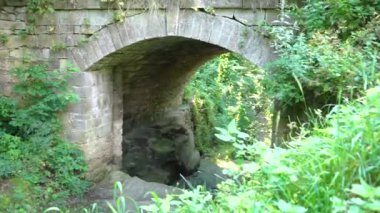 Kurumuş nehir yatağının üzerindeki eski taş köprü.