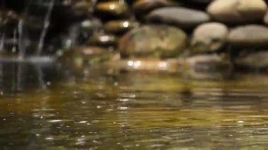 Bahçedeki dekoratif çeşme