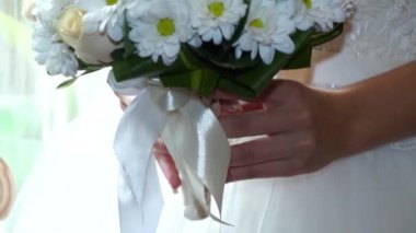 Bir buket beyaz papatya ve narin güllerle gelin