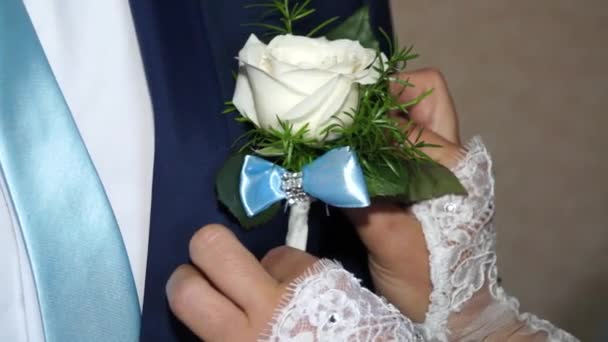 Bruid Bruidegom Doen Een Button Jas Aan — Stockvideo