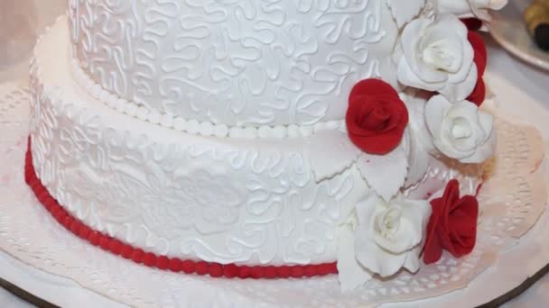 Нежный Вкусный Трехъярусный Свадебный Торт Розой — стоковое видео