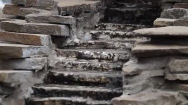 Bahçedeki dekoratif çeşme