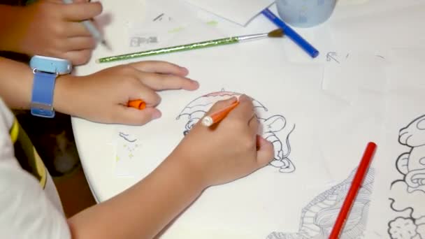 Niño Dibuja Con Libro Para Colorear Marcadores — Vídeo de stock