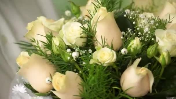 一束精致的奶油玫瑰 — 图库视频影像