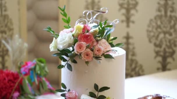 Delicado Delicioso Pastel Boda Tres Niveles Con Rosas — Vídeos de Stock