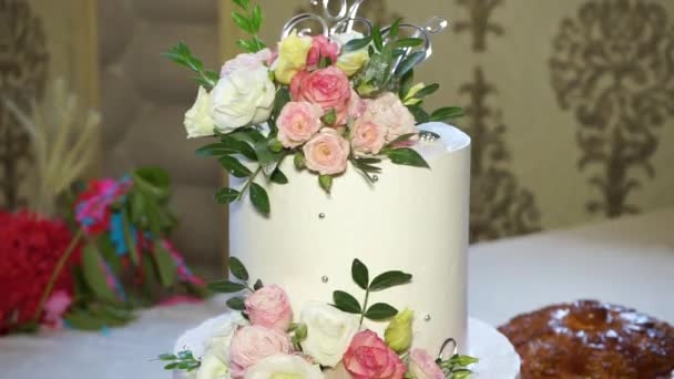 Delicado Delicioso Pastel Boda Tres Niveles Con Rosas — Vídeos de Stock