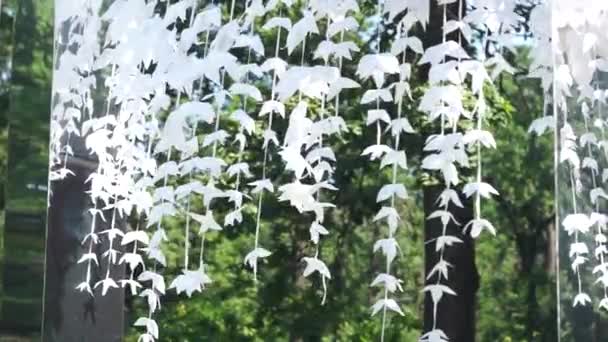 Mooie Decoratieve Delicate Bruiloft Boog Met Witte Bladeren — Stockvideo