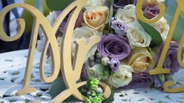 Güzel Bir Düğün Kompozisyonu Düğün Çiçeğinin Arka Planında Bay Bayan — Stok video