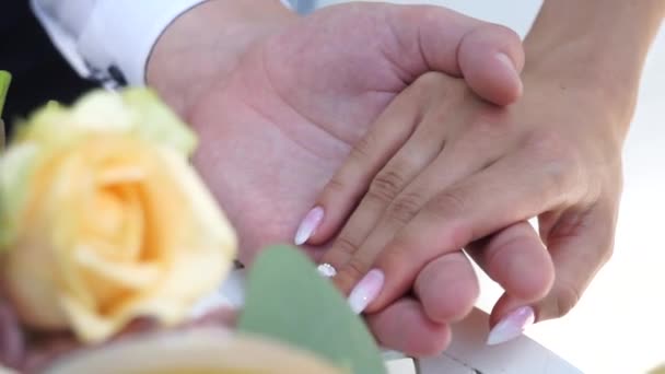 Bräutigam Streicht Sanft Über Die Hand Der Braut Auf Bouquet — Stockvideo