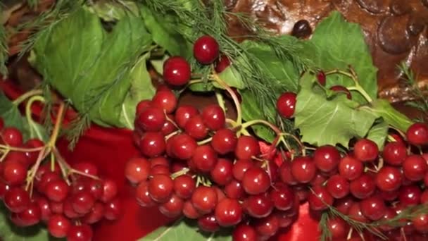 Mooie Traditionele Oekraïense Bruiloft Brood Versierd Met Viburnum Bloemen — Stockvideo