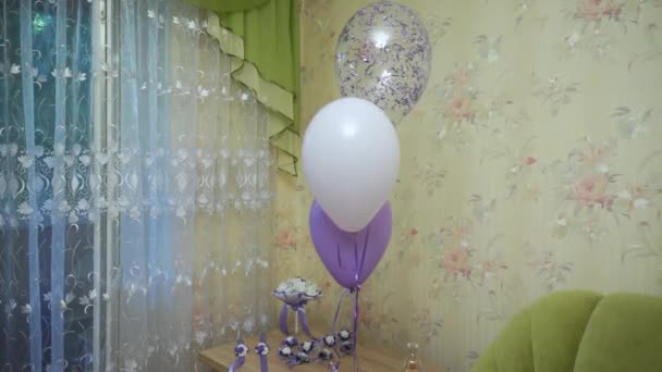 花嫁の部屋の大きな明るい多色の風船 — ストック動画