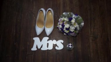 Aksesuarlar gelin hoş bir parfüm ve ayakkabı buketi