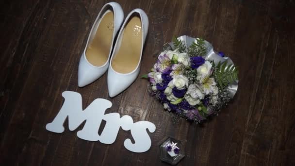 新娘温文尔雅的香水和鞋子 — 图库视频影像