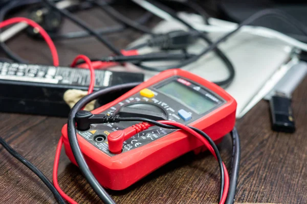 Roter Tester Bereit Für Den Arbeitsplatz Des Servicetechnikers — Stockfoto