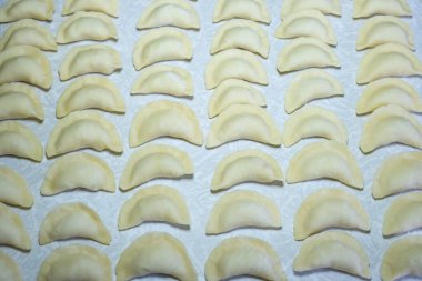 Ev yapımı lezzetli hamur köfteleri un ile kaplanır ve pişirilmeyi bekler.