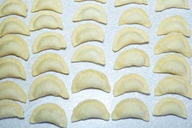 Ev yapımı lezzetli hamur köfteleri un ile kaplanır ve pişirilmeyi bekler.