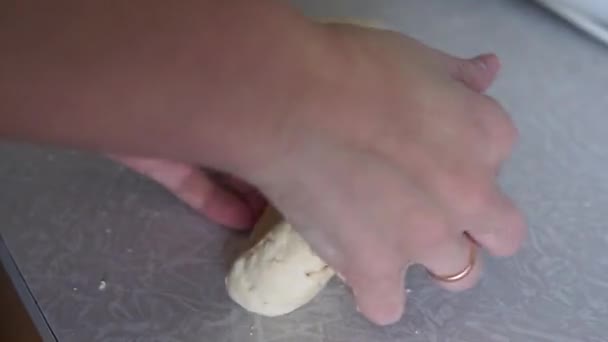 厨师女士用双手揉搓面团进行自我隔离 — 图库视频影像