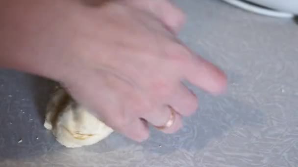 厨师女士用双手揉搓面团进行自我隔离 — 图库视频影像