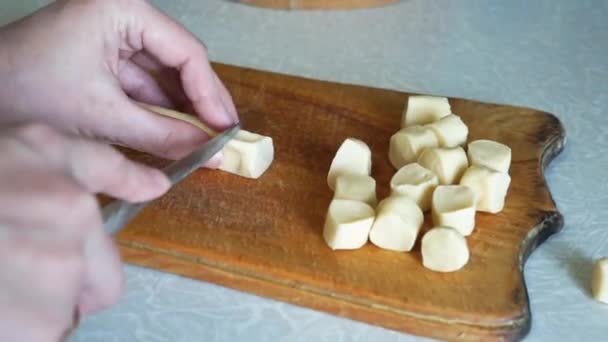 Cuocere Pasta Fette Pezzi Una Tavola Legno — Video Stock