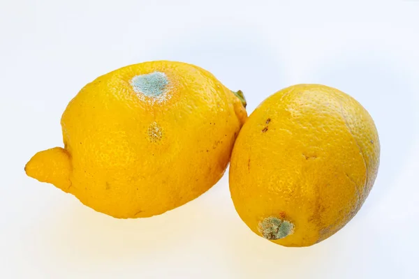 Beyaz arka planda iki bozuk limon