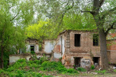 Penceresi ve çatısı olmayan harap olmuş eski kırmızı tuğla ev