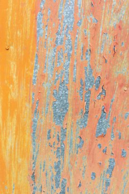 Soyulmuş kırmızı, sarı ve kırmızı boyalar.