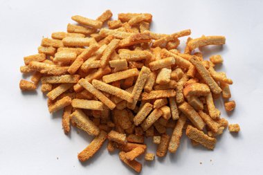 Uzun, altın ekmek kırıntıları serpiştirilmiş arka planda