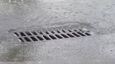 Yağmur sırasında kanalizasyona akan su demir şebekesinden sızar.
