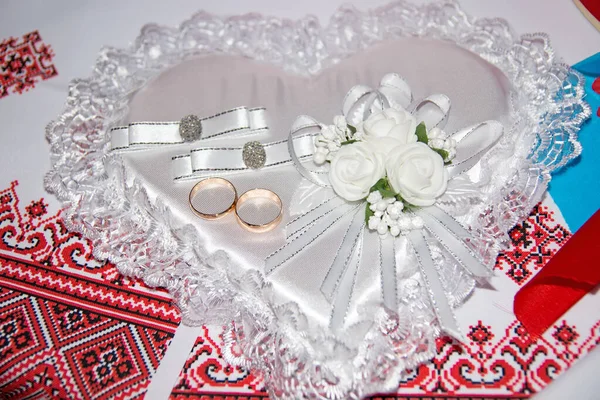 Bröllopsringar Ligger Kudde Form Ett Hjärta Boutonniere Och Vigselringar Ukrainska — Stockfoto