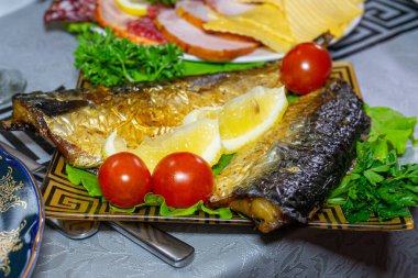 Domates ve limonlu fırında uskumru.