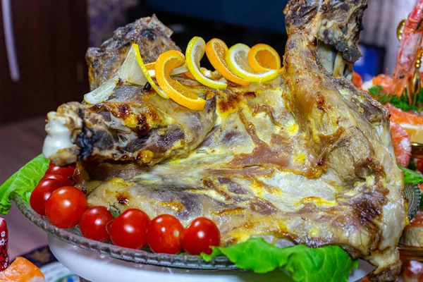 Assado Grande Pedaço Carne Com Tomate Limão — Fotografia de Stock