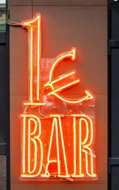 Kahverengi arkaplanda neon levha 1 Euro
