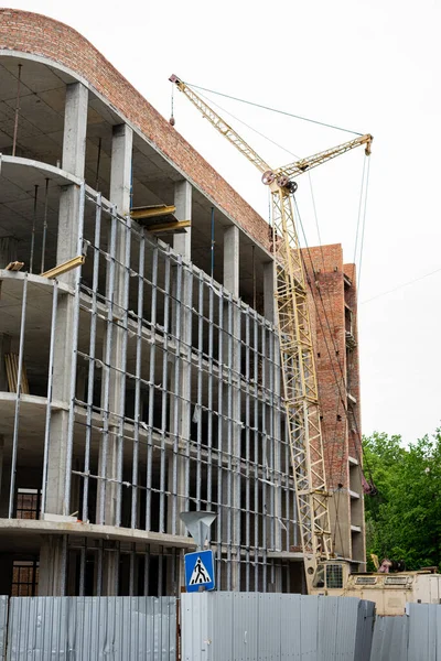 Der Kran Arbeitet Bau Eines Fünfstöckigen Gebäudes — Stockfoto