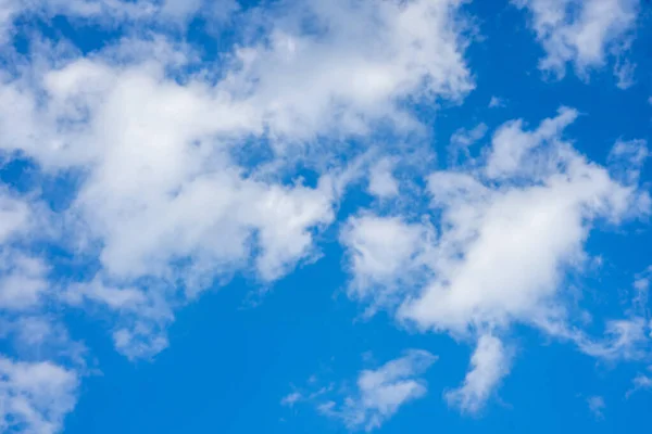 Beyaz Küçük Bulutlu Parlak Mavi Gökyüzü — Stok fotoğraf