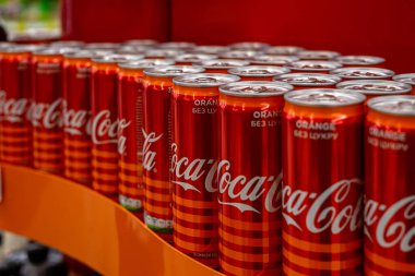 Ukrayna, Vinnytsia, 25 Mayıs - Coca Cola 'nın birçok kırmızı demir kavanozu bir mağaza vitrininde duruyor