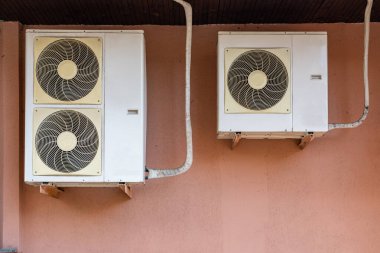 Duvara bağlı eski beyaz klimalar.