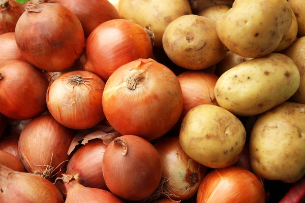 Спелые луки и свежий картофель 1 на рынке — стоковое фото