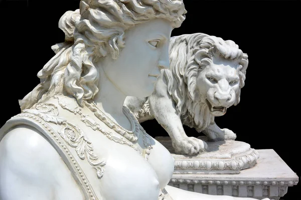 Скульптуры Сфинкса и Льва на черном фоне горизонтально — стоковое фото
