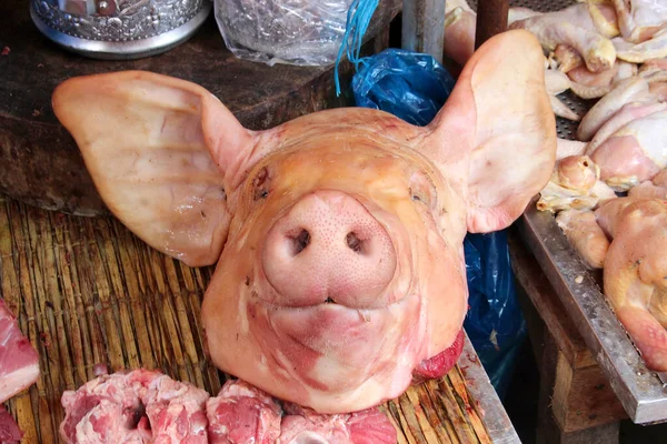 시장에서 파는 신선 한 돼지고기 머리 — 스톡 사진