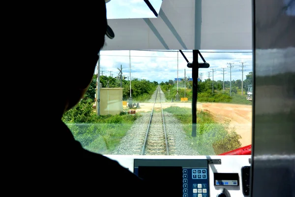 Dizel tren şoförü dizilimi yönetir. — Stok fotoğraf