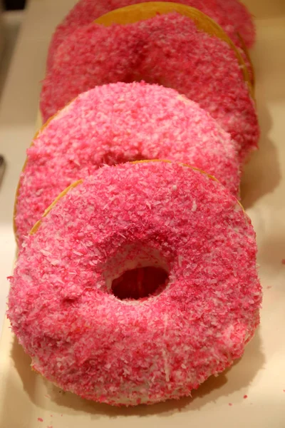 Donuts saborosos multicoloridos em uma janela de café 3 — Fotografia de Stock