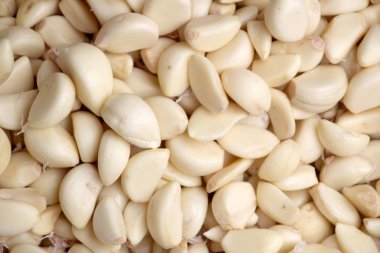 Bir markette satılık beyaz sarımsak dilimleri.