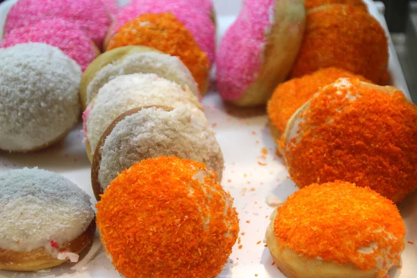 Donuts saborosos multicores em uma janela de café 1 — Fotografia de Stock