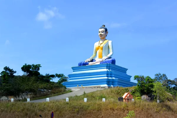 Monumento Yeay Mao se instala en las montañas Phnom Bokor — Foto de Stock